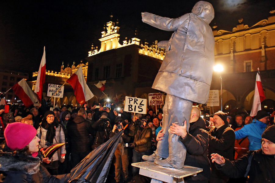 Demonštranti zablokovali aj kolónu