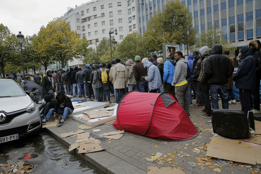 Migranti čakajúci na výdaj