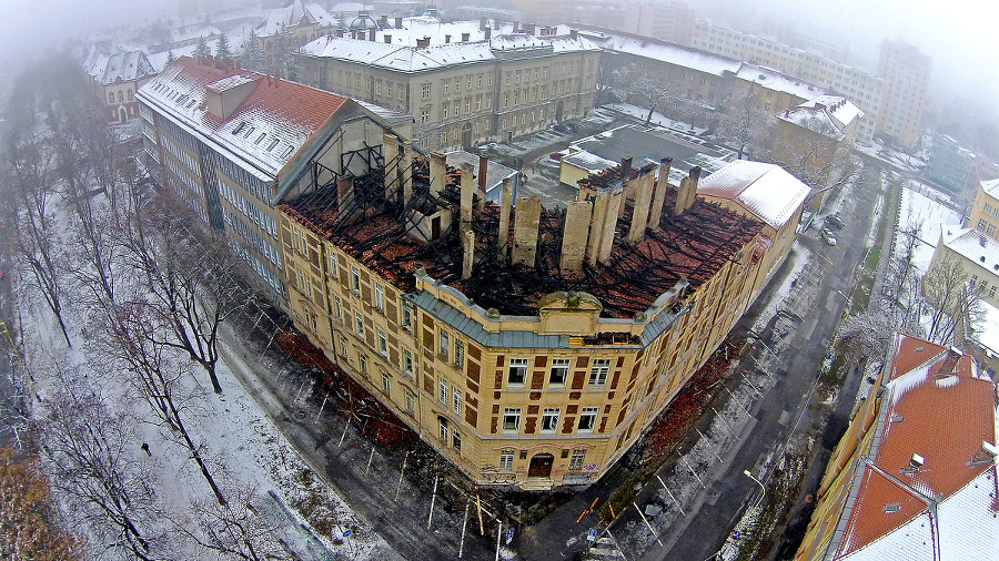 Strecha univerzitnej budovy zhorela