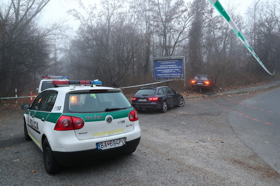 Policajti prenasledovali osobné auto,