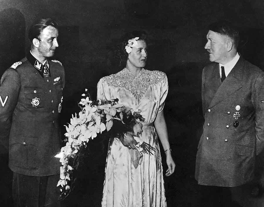 Adolf Hitler (vpravo) gratuloval