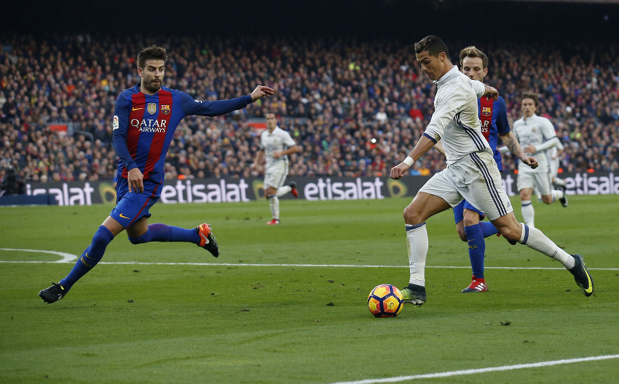 Gerard Piqué (vľavo) bráni