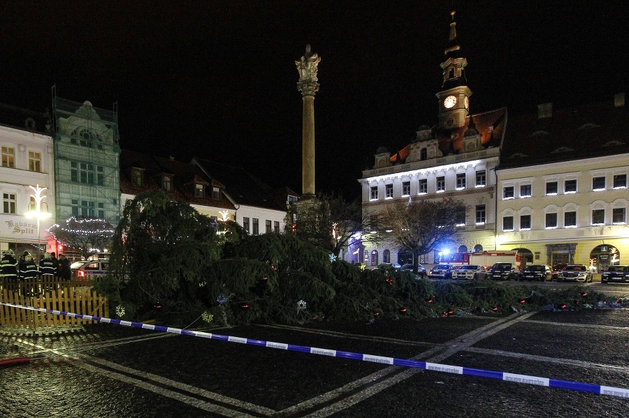 Česká Lípa prišla o svoj vianočný strom na námestí.