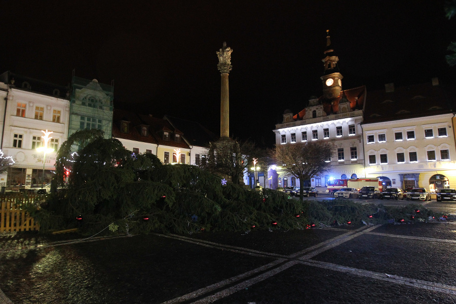 Česká Lípa prišla o svoj vianočný strom na námestí.