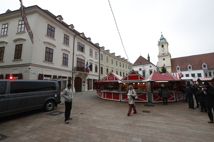 V blízkosti vianočných trhov