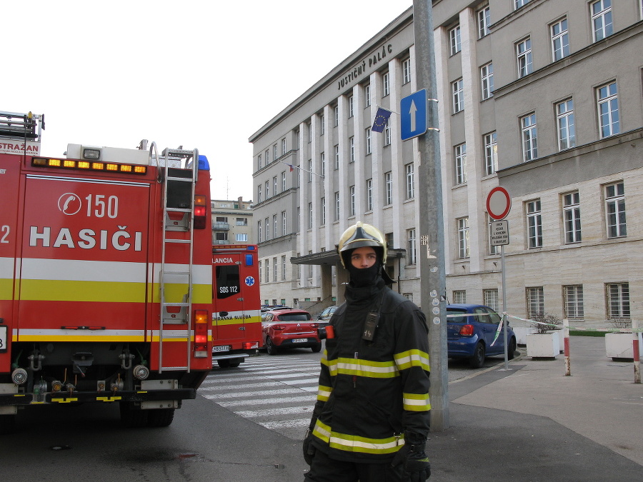 Hasiči a policajti zasahujú