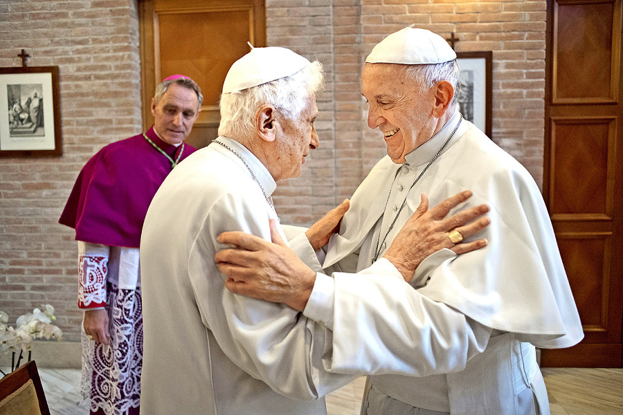 Benedikt XVI. (vľavo) sa