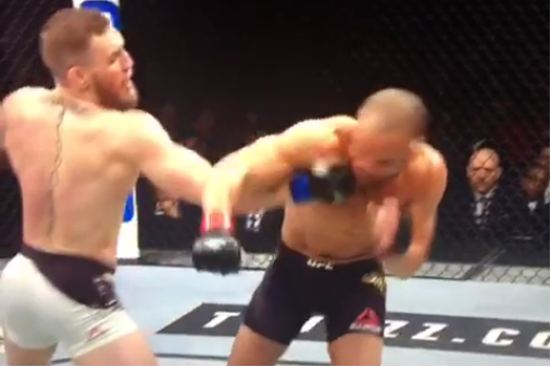 Conor McGregor naložil Alvarezovi.