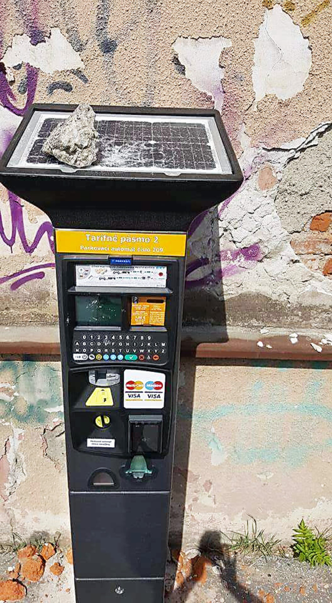 Vandali rozbili parkovací automat