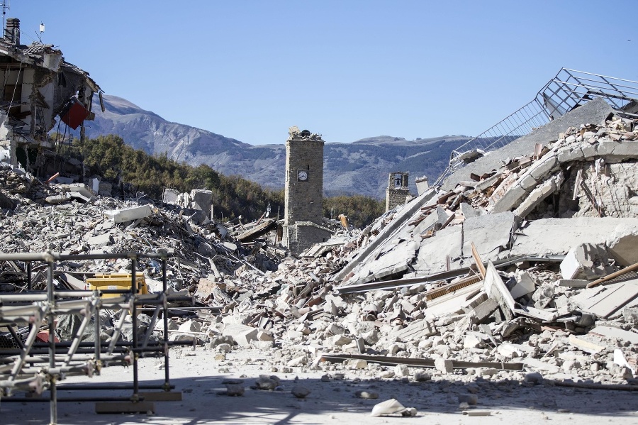 Pohľad na ruiny po zemetrasení s magnitúdou 6,6 v talianskom meste Amatrice.