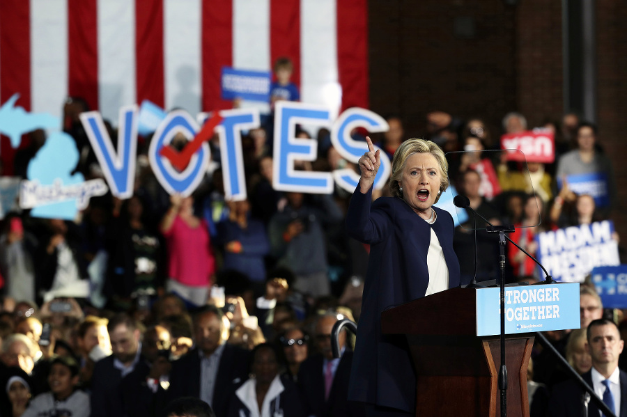 Hillary pred voľbami vedie.