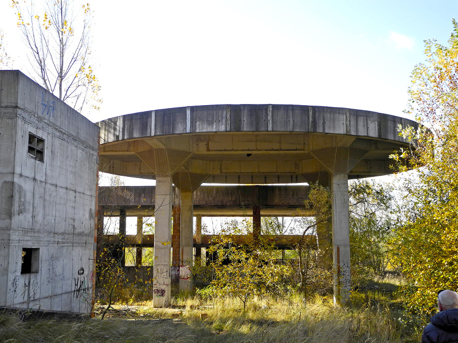 Chátrajúci heliport obrastajú náletové