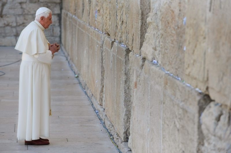 Pápež Benedikt XVI. pri