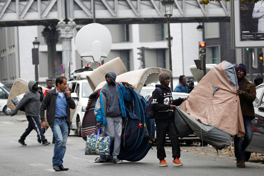 Migranti prenášajú stany v