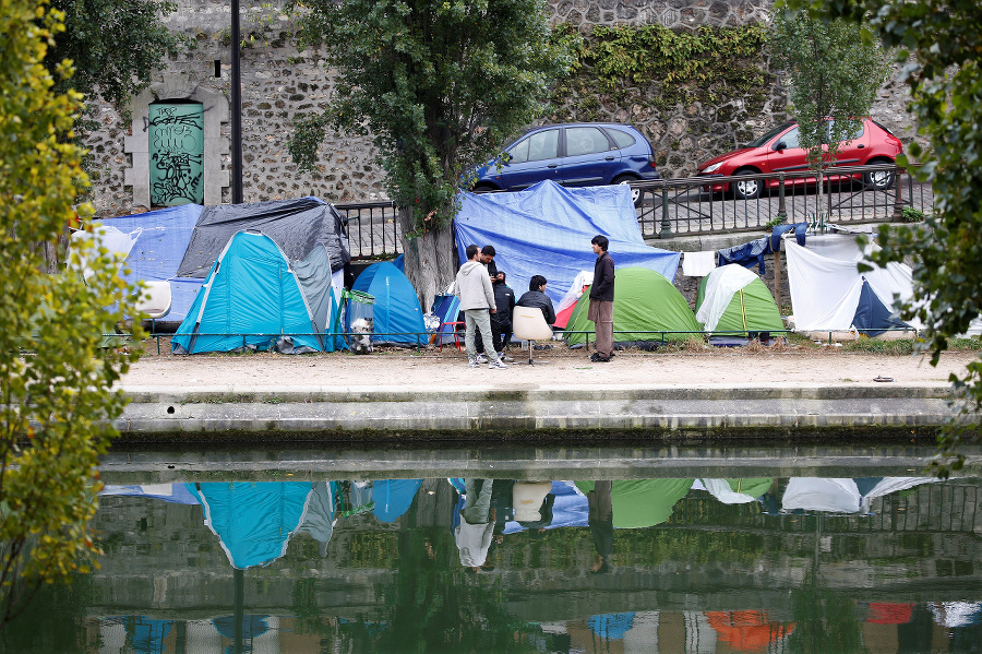 Migranti v provizórnom kempe