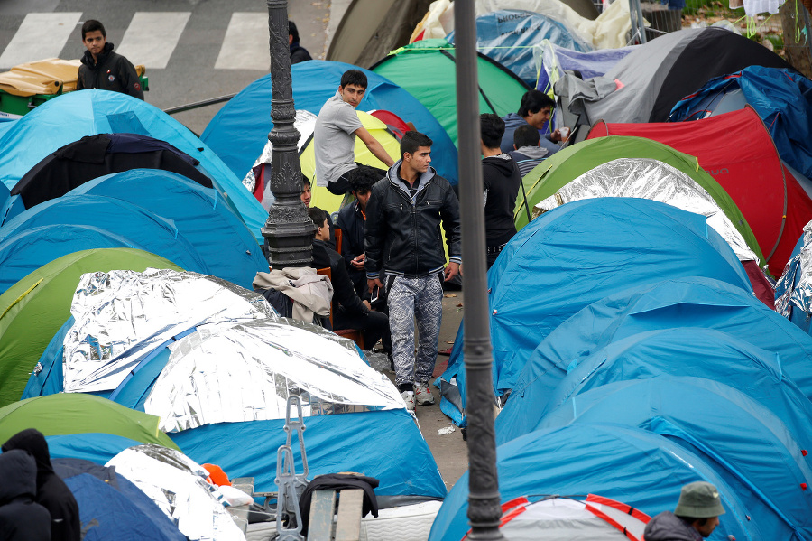 Migranti blízko staníc metra