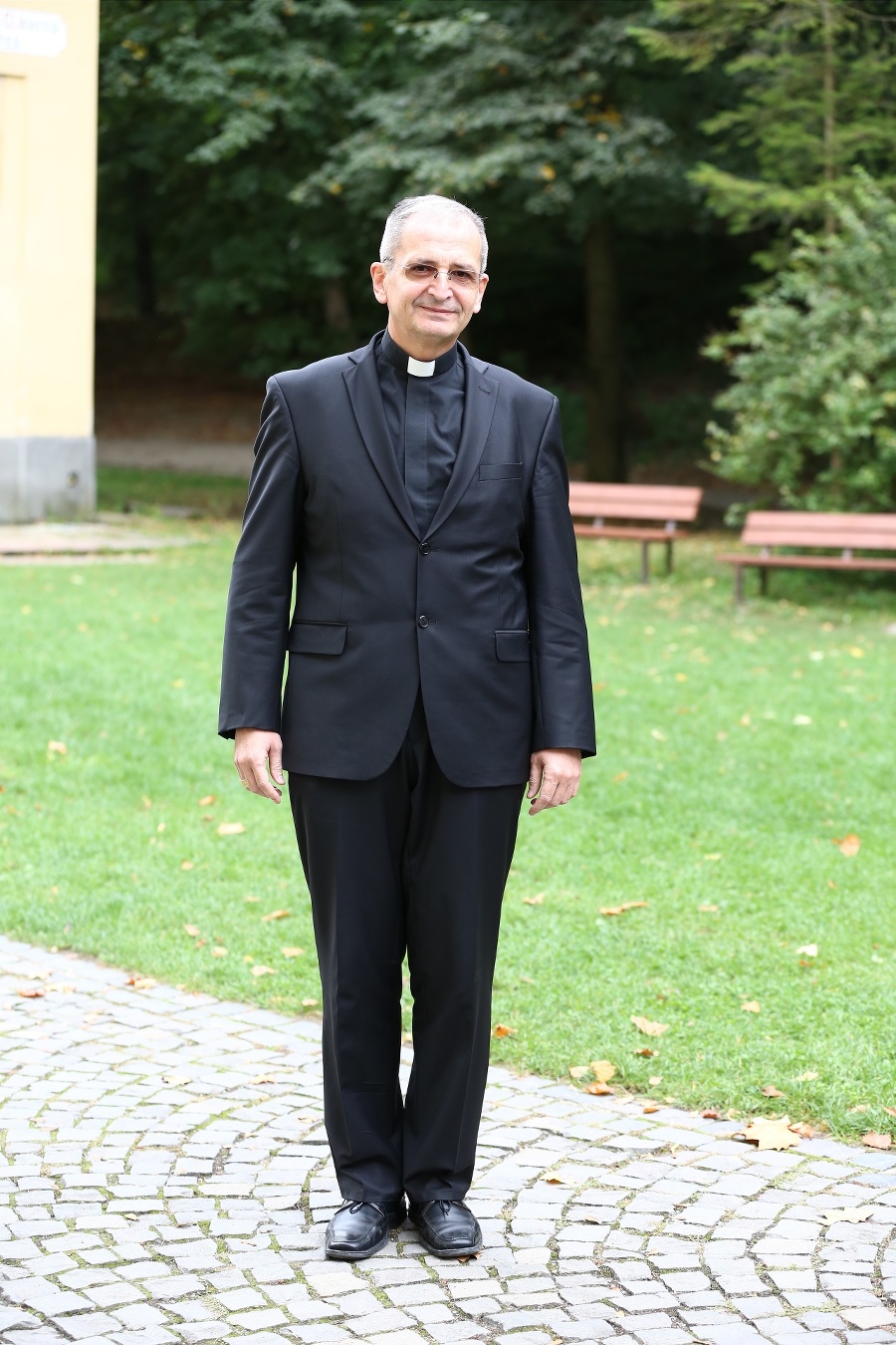 Arcibiskup Zvolenský stojí na