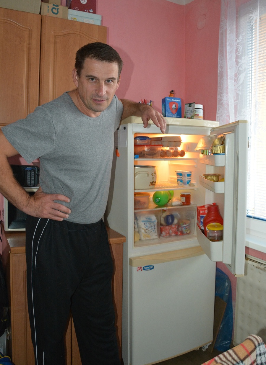 Milan Černák ukazuje chladničku