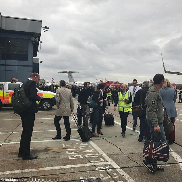 Letisko museli evakuovať.