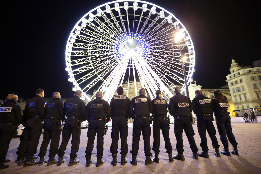 Stovky francúzskych policajtov v