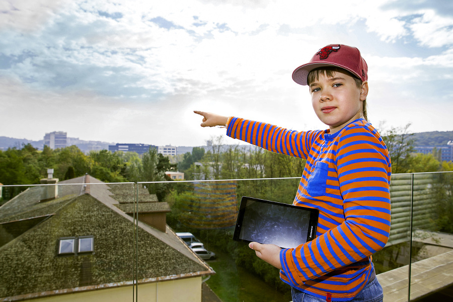 Chlapček svojím tabletom odfotil