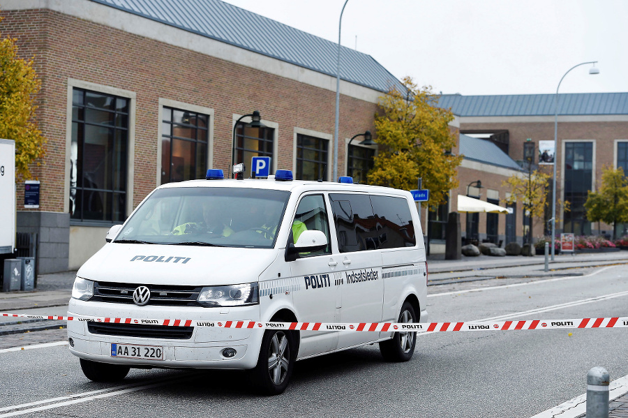 Policajti zablokovali cestu vedúcu