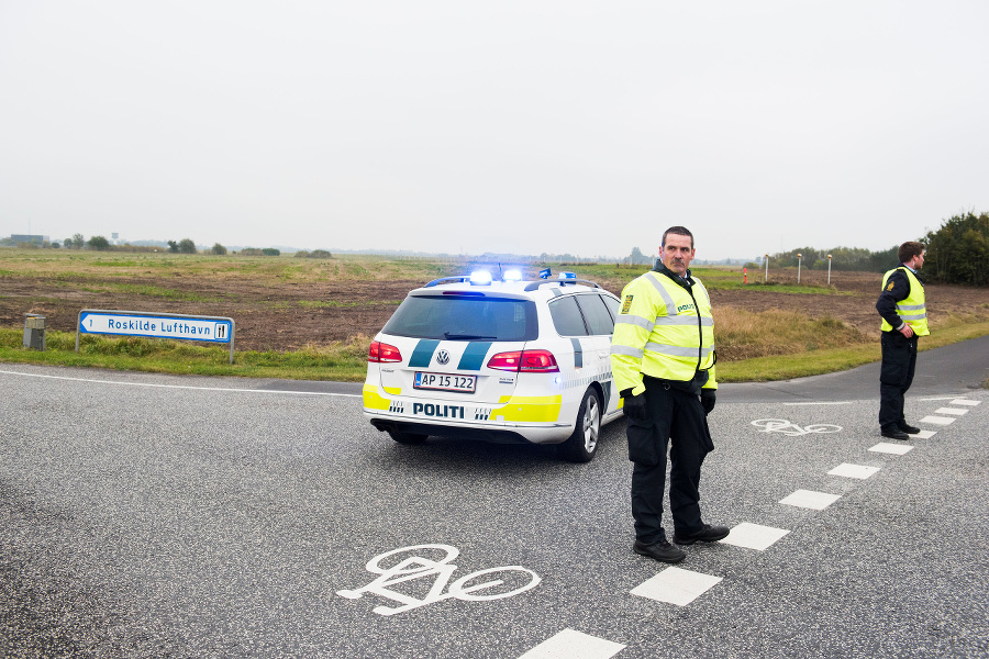 Policajti zablokovali cestu vedúcu