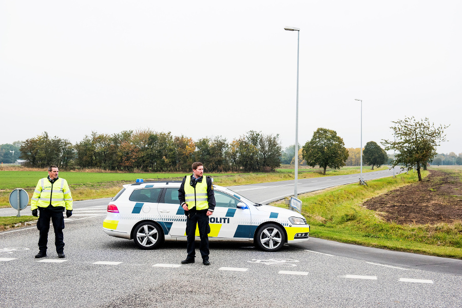 Policajti zablokovali cestu vedúcu