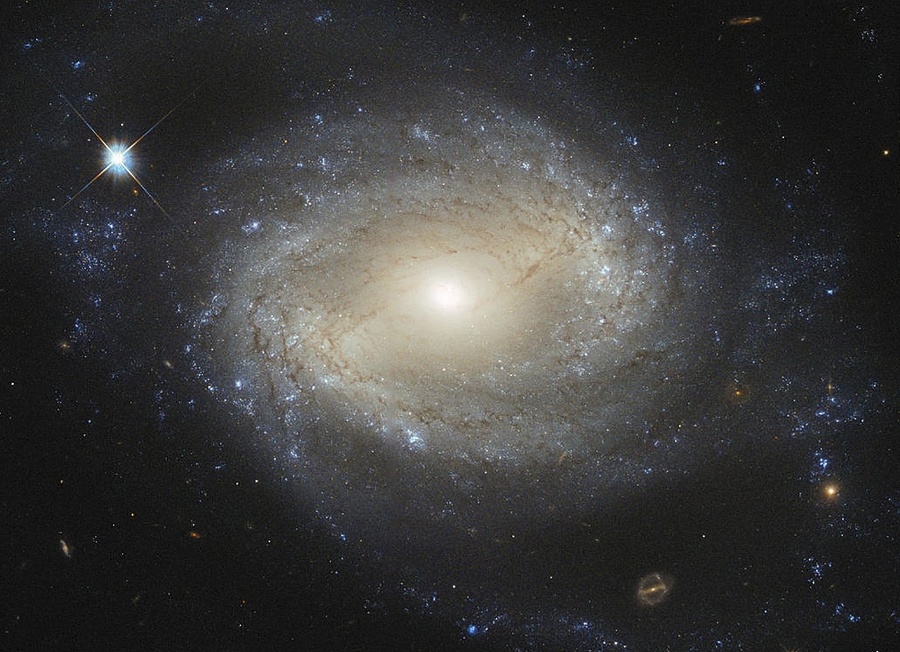 Špirálovitá galaxia NGC 4639.