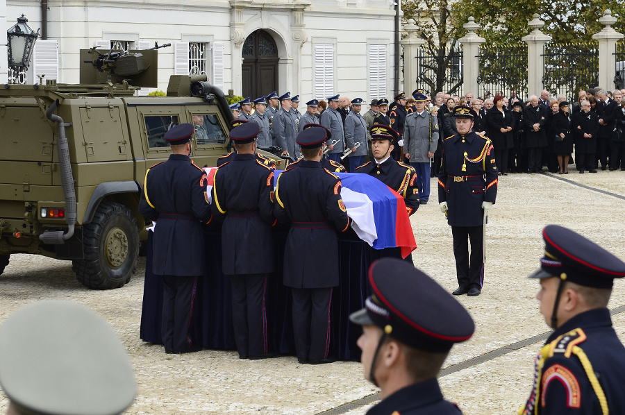 Príslušníci Čestnej stráže stoja