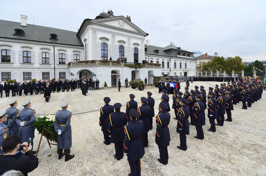 Príslušníci Čestnej stráže stoja