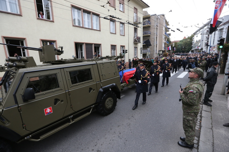 Smútočný sprievod sa presunul