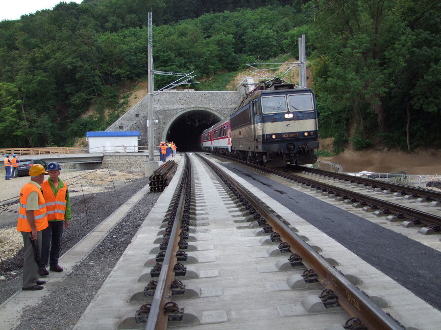 Prvý medzinárodný vlak prešiel tunelom včera.