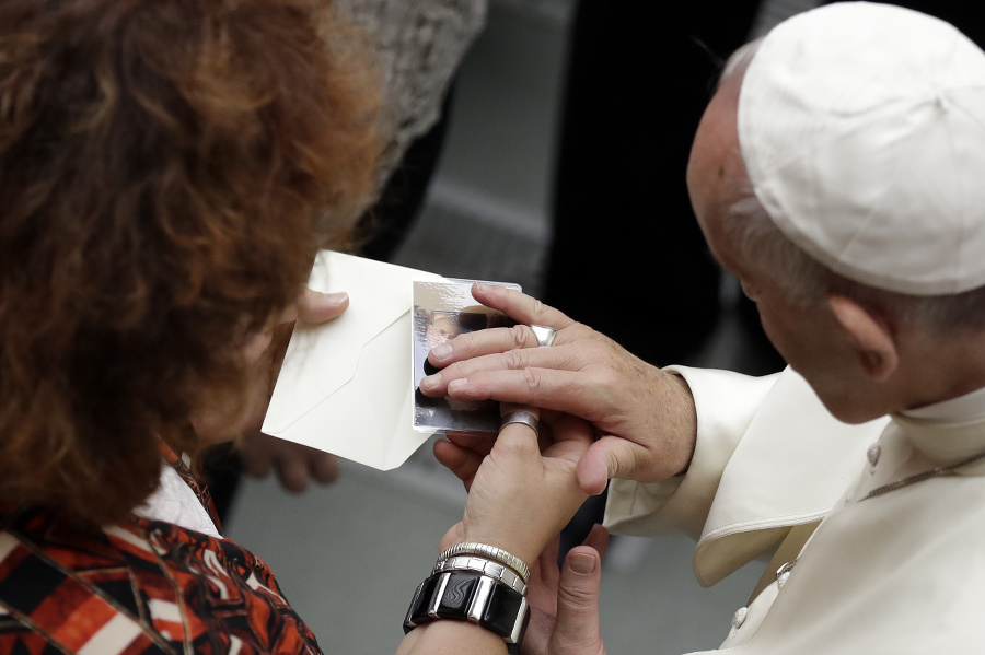 Pápež požehnáva fotografiu jednej