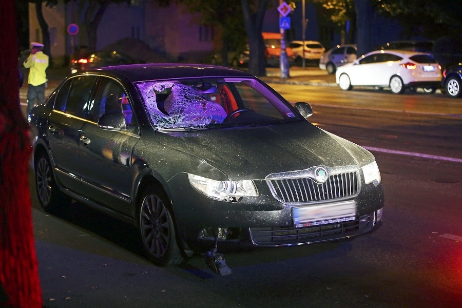 Na Lipšicovom aute zostalo po náraze poriadne zdemolované čelné sklo.