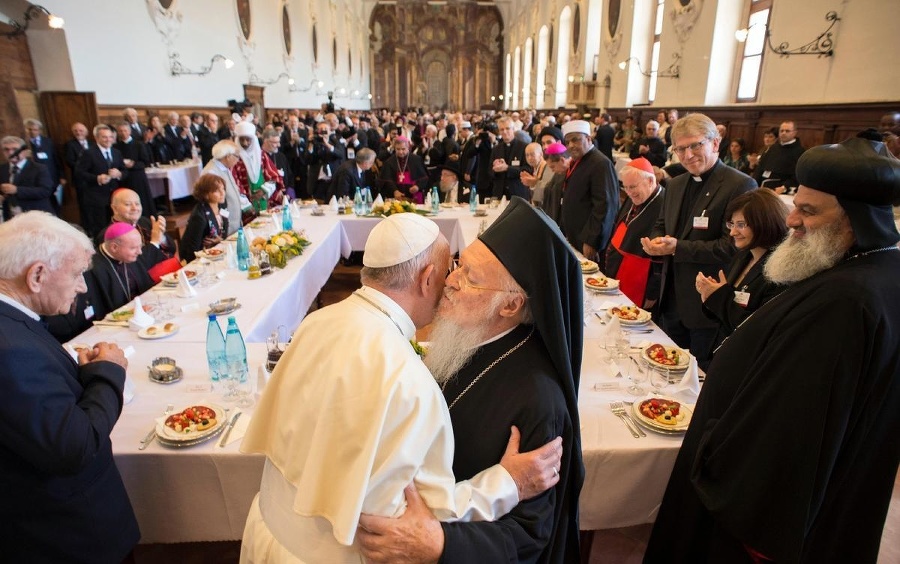 Pápež v Assisi obedoval
