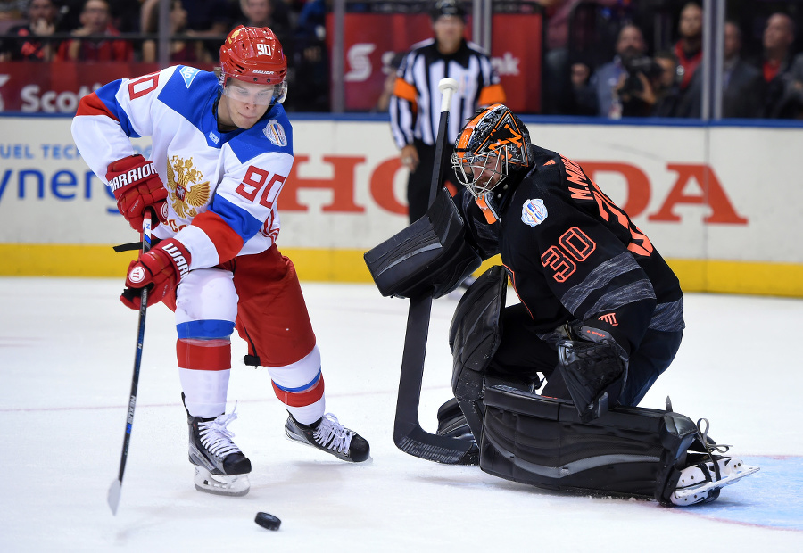 Vladislav Namestnikov (vľavo) prekonáva