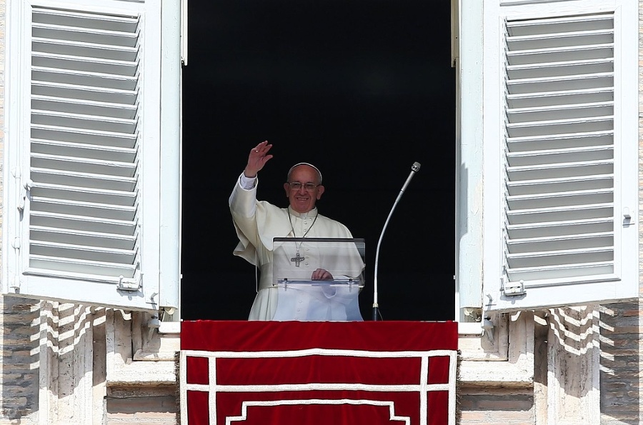 Pápež František počas modlitby