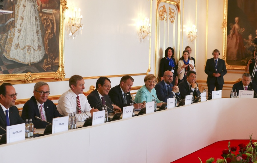 Lídri EÚ počas stretnutia