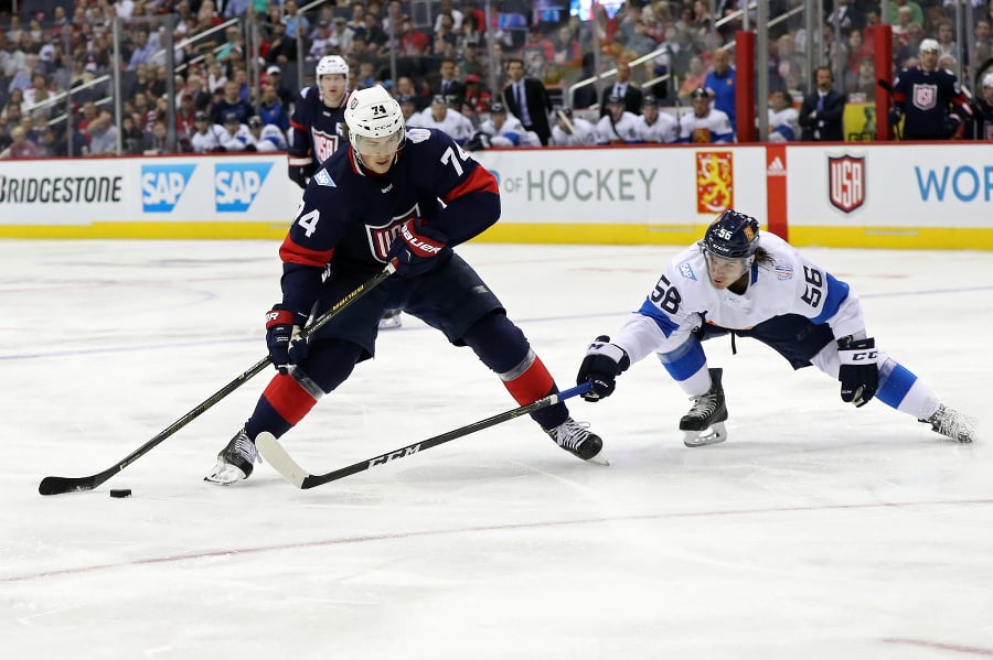 Útočník USA T.J. Oshie