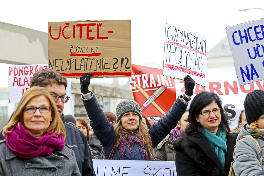 Katastrofálny stav nášho školstva vyhnal učiteľov do ulíc.