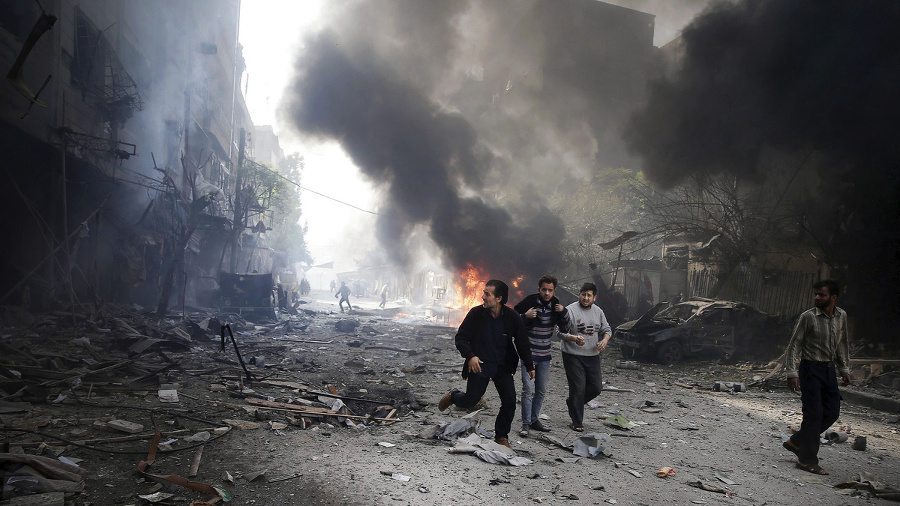 Zničená Sýria: Muži utekajú