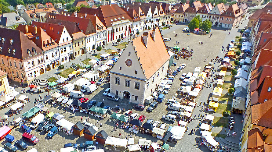 Pohľad na stánky remeselníkov