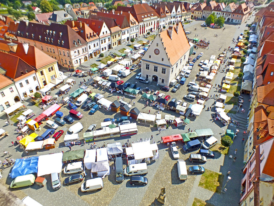 Pohľad na stánky remeselníkov