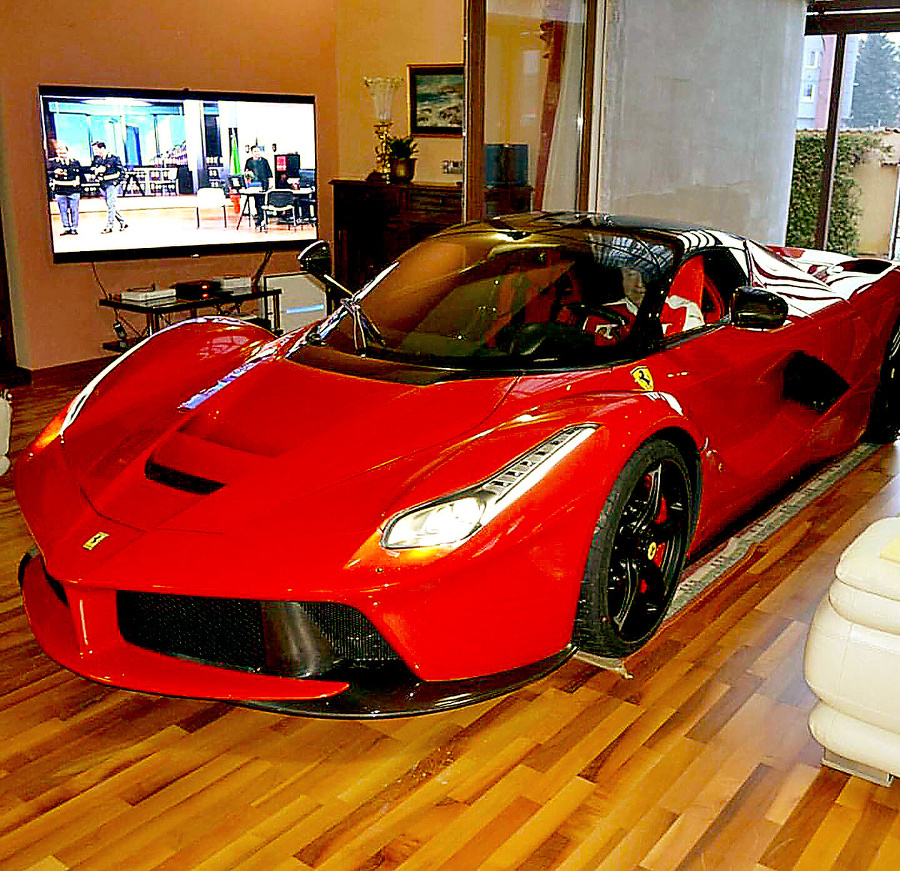 Ferrari pred časom parkoval priamo vo svojej obývačke.