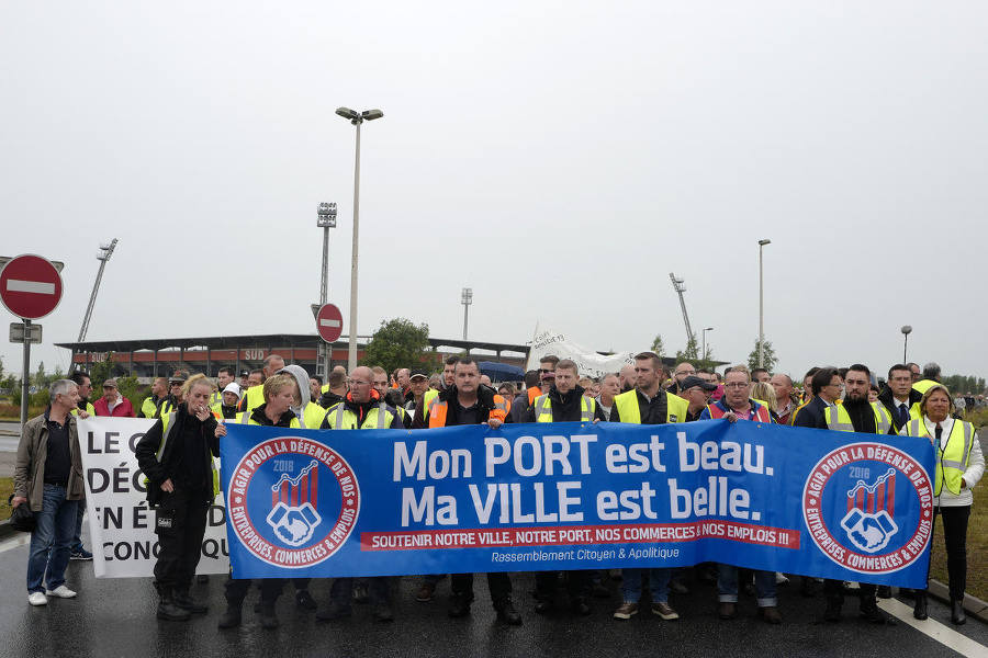 Francúzi protestujú v Calais.