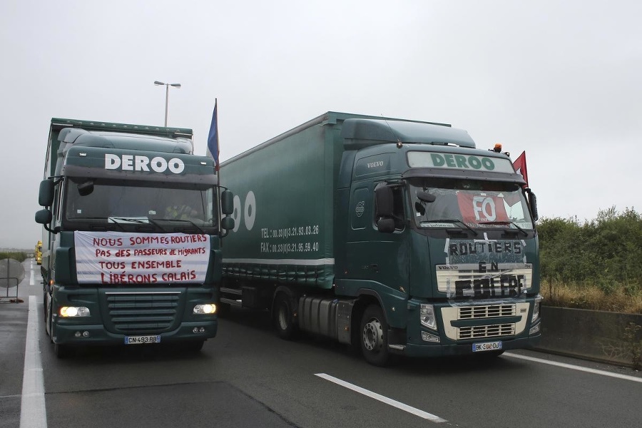 Francúzi protestujú v Calais.