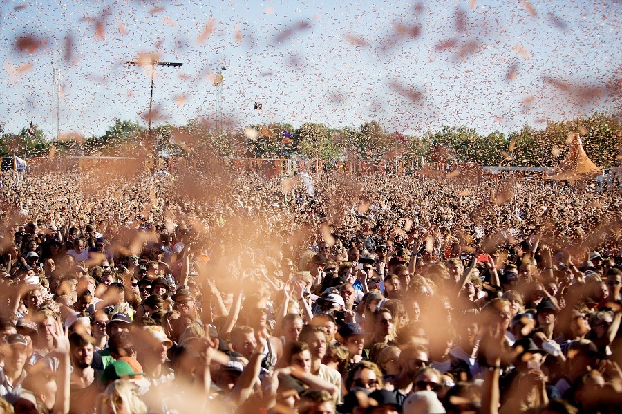 Muž na festivale sledoval