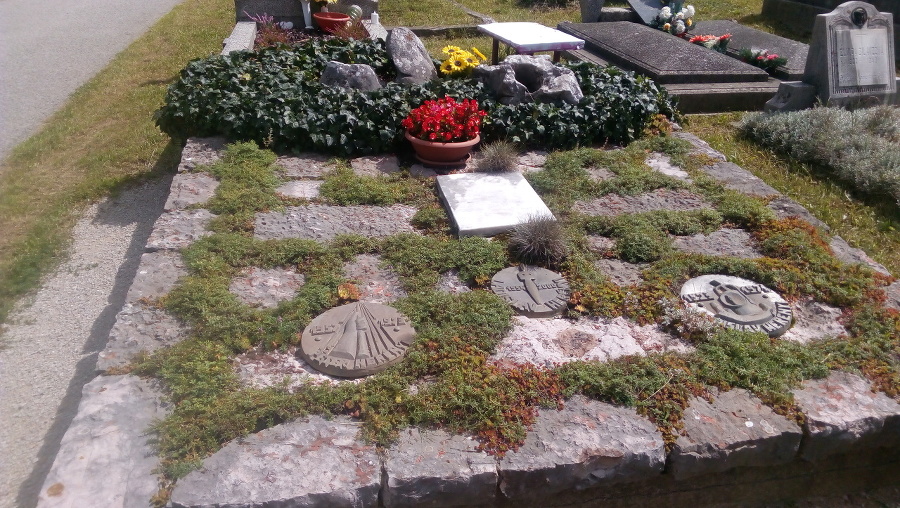 Vľavo hrob Petra Herényiho,