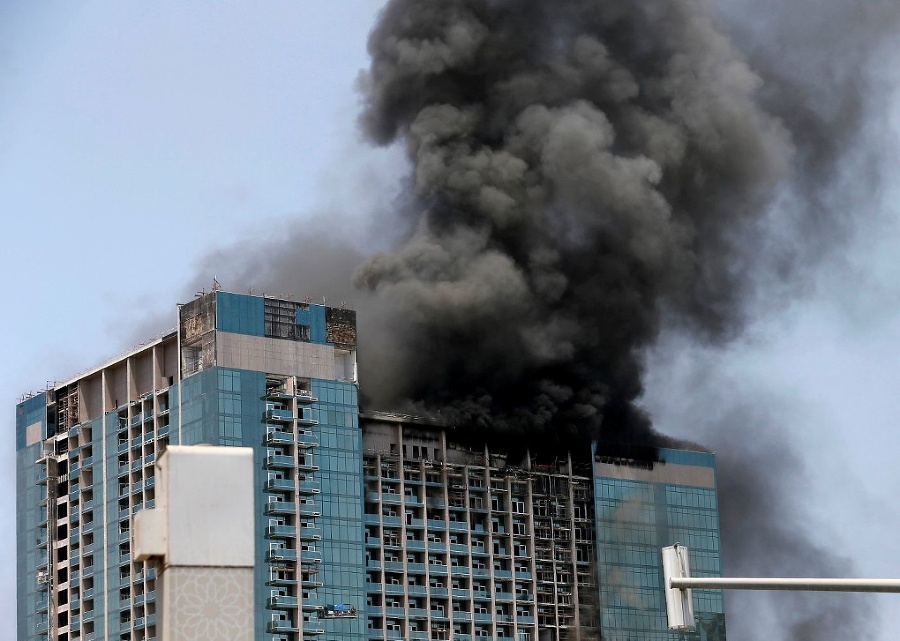 Rozostavaný mrakodrap zasiahol požiar.